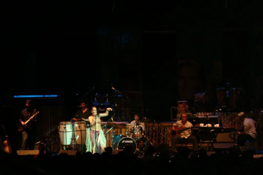 Rosita Stone opening for Carlos Vives — photograph 1