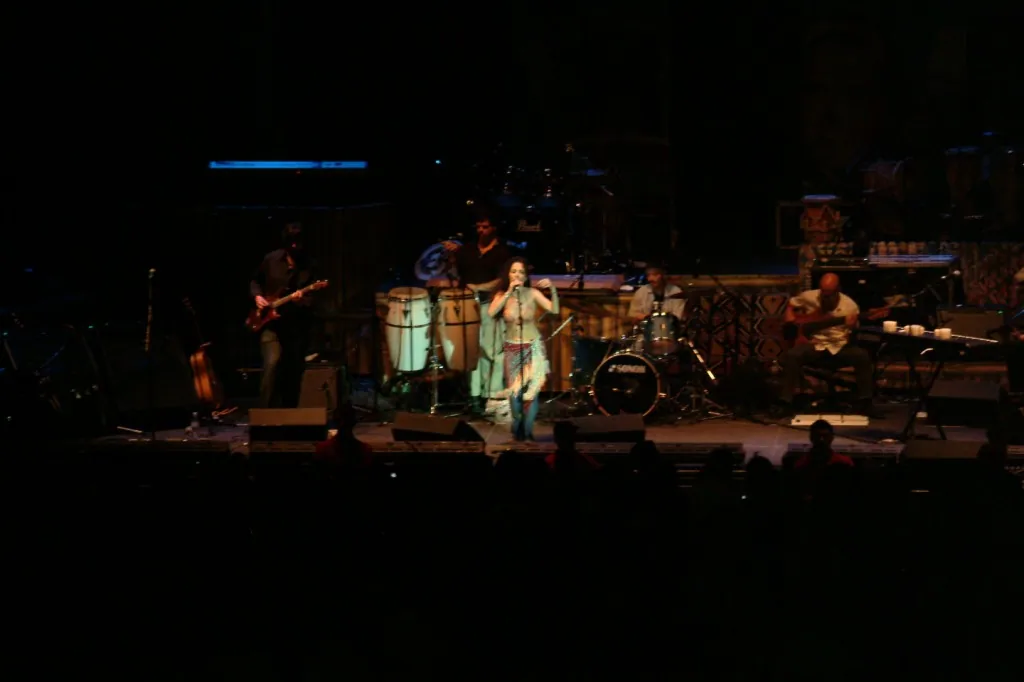 Rosita Stone opening for Carlos Vives — photograph 2
