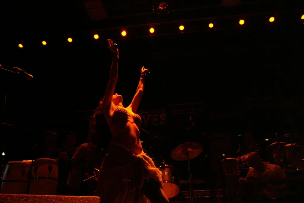 Rosita Stone opening for Carlos Vives — photograph 3