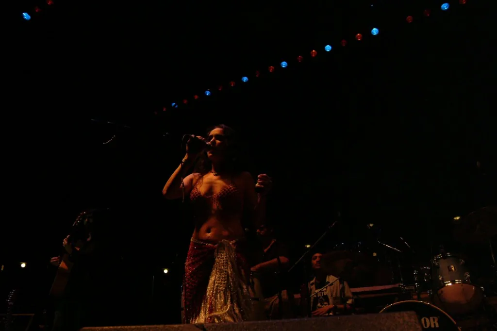 Rosita Stone opening for Carlos Vives — photograph 5