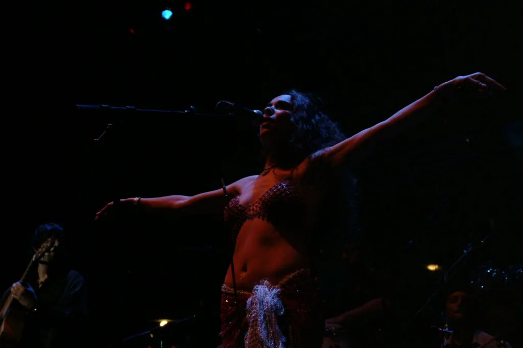 Rosita Stone opening for Carlos Vives — photograph 6