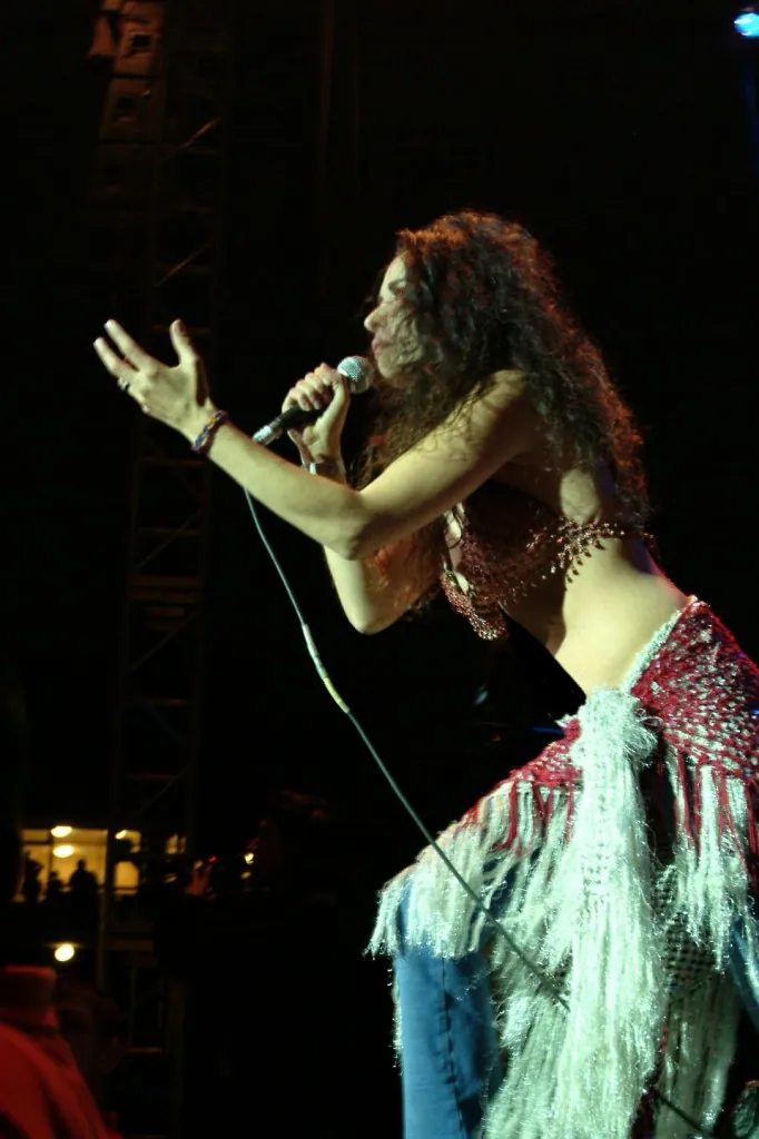 Rosita Stone opening for Carlos Vives — photograph 7